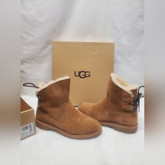 New In Box UGG Tan Shearling Ankle Boots
